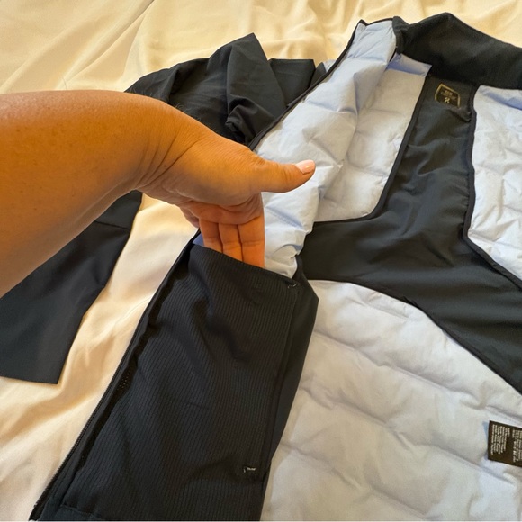 On Running Climate Jacket Size Small Like New Stratosphere | Navy - Picture 10 of 15